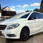 Unbekannte entwenden nicht zugelassene Fahrzeuge in einem Autohaus. Polizei sucht nach Hinweisen zu den gestohlenen Autos