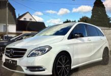 Unbekannte entwenden nicht zugelassene Fahrzeuge in nächtlichem Einbruch Unbekannte entwenden nicht zugelassene Fahrzeuge in einem Autohaus. Polizei sucht nach Hinweisen zu den gestohlenen Autos