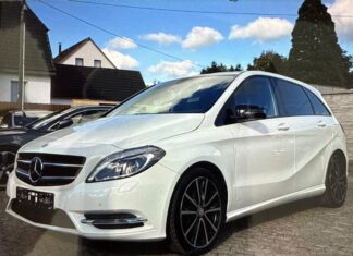 Unbekannte entwenden nicht zugelassene Fahrzeuge in einem Autohaus. Polizei sucht nach Hinweisen zu den gestohlenen Autos