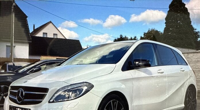 Unbekannte entwenden nicht zugelassene Fahrzeuge in einem Autohaus. Polizei sucht nach Hinweisen zu den gestohlenen Autos