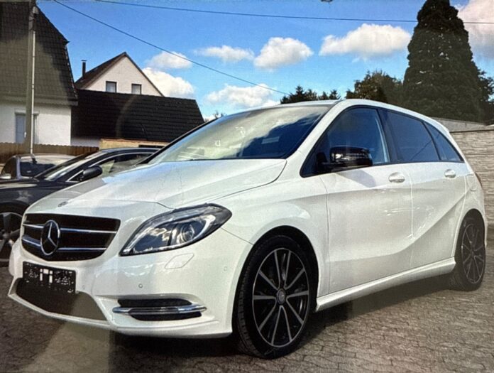 Unbekannte entwenden nicht zugelassene Fahrzeuge in einem Autohaus. Polizei sucht nach Hinweisen zu den gestohlenen Autos