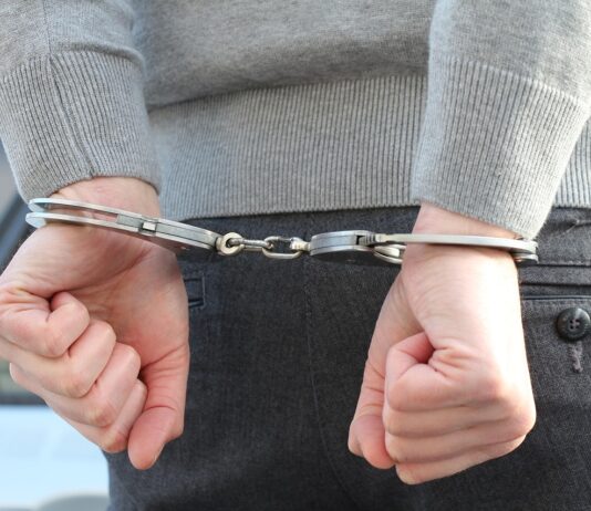 Falsche Handwerker bestehlen Senioren – Polizei nimmt drei Tatverdächtige fest Falsche Handwerker bestehlen Senioren: Polizei nimmt drei Tatverdächtige fest und klärt mehrere Betrugsfälle auf