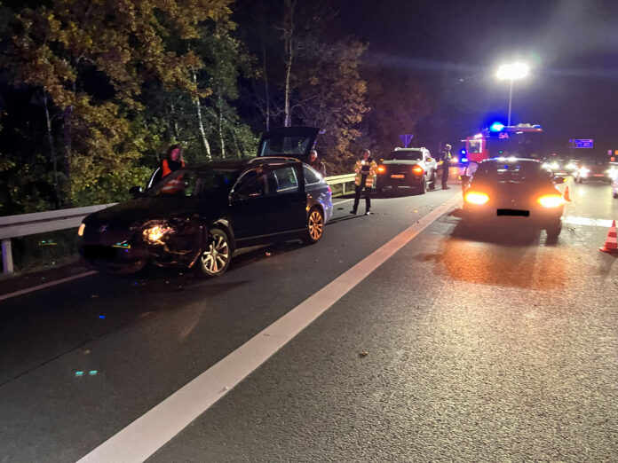 Verkehrsunfall mit vier Fahrzeugen auf der A 37 Ein Verkehrsunfall mit vier Fahrzeugen auf der A 37 sorgt für Verletzte und Stau. Rettungsdienst und Feuerwehr im Einsatz