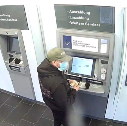 Öffentlichkeitsfahndung: Polizei sucht EC-Karten-Dieb nach Diebstahl und Bargeldabhebungen in einem Supermarkt