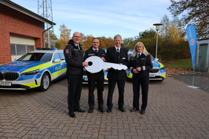 Übergabe neuer Streifenwagen an die Autobahnpolizei. v.l.n.r.: Polizeivizepräsident Stefan Sengel, Erster Polizeihauptkommissar Martin Neumann , Leitender Polizeidirektor Jens Künnmann , Polizeihauptkommissarin Martina Engelhardt Schneller, sicherer, einsatzbereit: Neue Streifenwagen erhöhen die Sicherheit der Autobahnpolizei im täglichen Einsatz