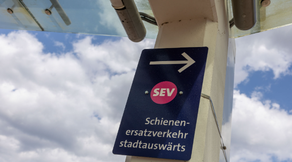 Stadtbahnlinie 3 – Unterbrechung am Wochenende durch Gleisbauarbeiten Stadtbahnlinie 3: Unterbrechung am Wochenende durch Gleisbauarbeiten. Ersatzverkehr mit Bussen sorgt für Umleitungen