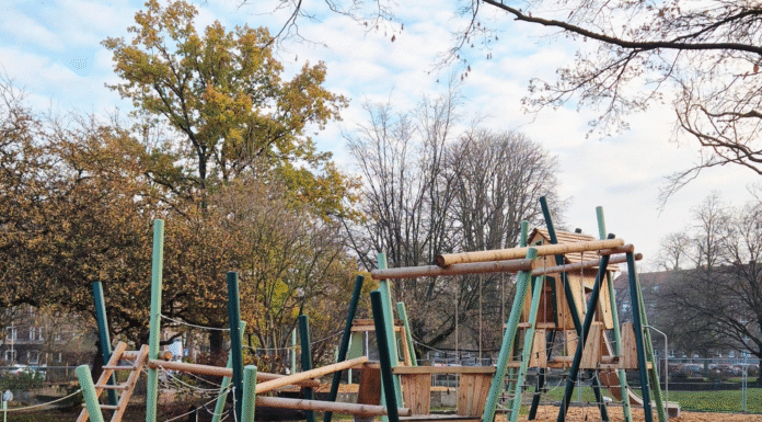 Neugestalteter Spielplatz am Bertha-von-Suttner-Platz erfreut Kinder Neugestalteter Spielplatz am Bertha-von-Suttner-Platz erfreut Kinder und bietet zahlreiche Spielmöglichkeiten