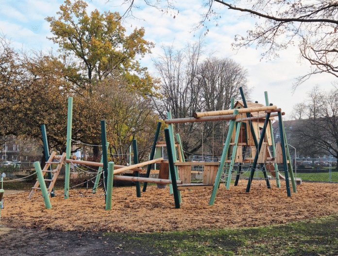 Foto: Landeshauptstadt Hannover Neugestalteter Spielplatz am Bertha-von-Suttner-Platz erfreut Kinder und bietet zahlreiche Spielmöglichkeiten