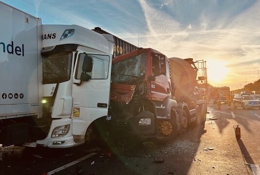Verkehrsunfall auf der A2: LKW-Fahrer verletzt, kilometerlanger Stau entsteht. Alle Details zum Vorfall und den Folgen