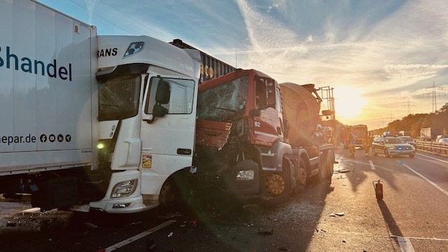 Verkehrsunfall auf der A2: LKW-Fahrer verletzt Verkehrsunfall auf der A2: LKW-Fahrer verletzt, kilometerlanger Stau entsteht. Alle Details zum Vorfall und den Folgen