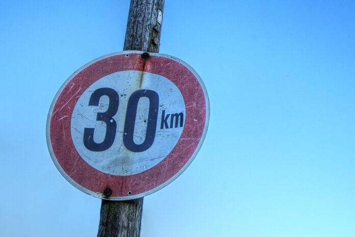 Modellversuch „Tempo 30 auf Hauptverkehrsstraßen“ startet am Montag Der Modellversuch Tempo 30 auf Hauptverkehrsstraßen startet am Montag und soll Lebensqualität und Sicherheit erhöhen