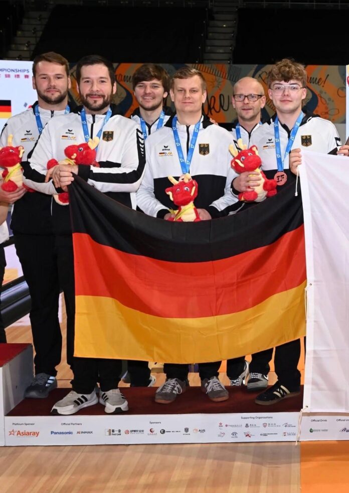 Starke Leistung des jüngsten Spielers der deutschen Mannschaft Zeno Jansen und Team D haben bei der Bowling-WM in Hongkong Bronze gewonnen und damit einen großen Erfolg erzielt