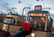 Friedenslicht kommt rechtzeitig zum Weihnachtsfest und wird mit Oldtimerbahnen in die Stadt gebracht. Ein besonderes Ereignis