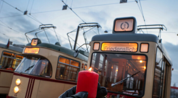 Friedenslicht kommt rechtzeitig zum Weihnachtsfest nach Hannover – Oldtimerbahnen bringen es in Stadt Friedenslicht kommt rechtzeitig zum Weihnachtsfest und wird mit Oldtimerbahnen in die Stadt gebracht. Ein besonderes Ereignis