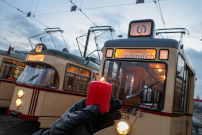 Friedenslicht kommt rechtzeitig zum Weihnachtsfest und wird mit Oldtimerbahnen in die Stadt gebracht. Ein besonderes Ereignis