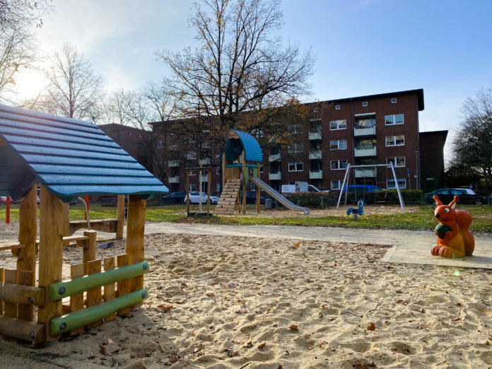 Der Spielplatz an der Hilde-Schneider-Allee wurde nach Aufwertung wiedereröffnet und bietet neue Spielmöglichkeiten für Kinder