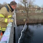 Ölfilm auf der Leine entdeckt: Feuerwehr verhindert Ausbreitung und sorgt für Sicherheit am zweiten Weihnachtsfeiertag