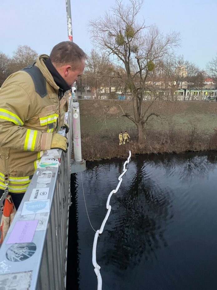 Ölfilm auf der Leine entdeckt: Feuerwehr verhindert Ausbreitung und sorgt für Sicherheit am zweiten Weihnachtsfeiertag