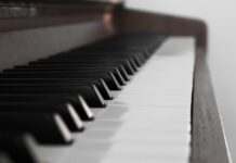 Das Outdoor-Piano begeistert im Kulturdreieck und schafft einen neuen Begegnungsort für Musik und Kultur in der Innenstadt