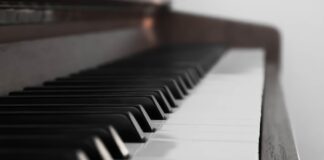 Das Outdoor-Piano begeistert im Kulturdreieck und schafft einen neuen Begegnungsort für Musik und Kultur in der Innenstadt