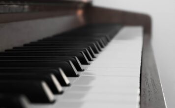 Outdoor-Piano begeistert im Kulturdreieck und bringt Menschen zusammen Das Outdoor-Piano begeistert im Kulturdreieck und schafft einen neuen Begegnungsort für Musik und Kultur in der Innenstadt