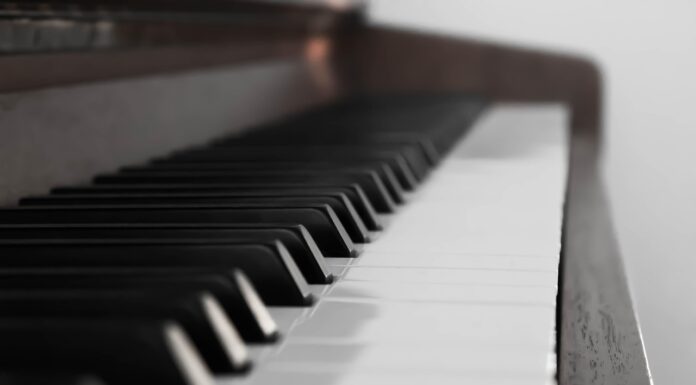 Outdoor-Piano begeistert im Kulturdreieck und bringt Menschen zusammen Das Outdoor-Piano begeistert im Kulturdreieck und schafft einen neuen Begegnungsort für Musik und Kultur in der Innenstadt