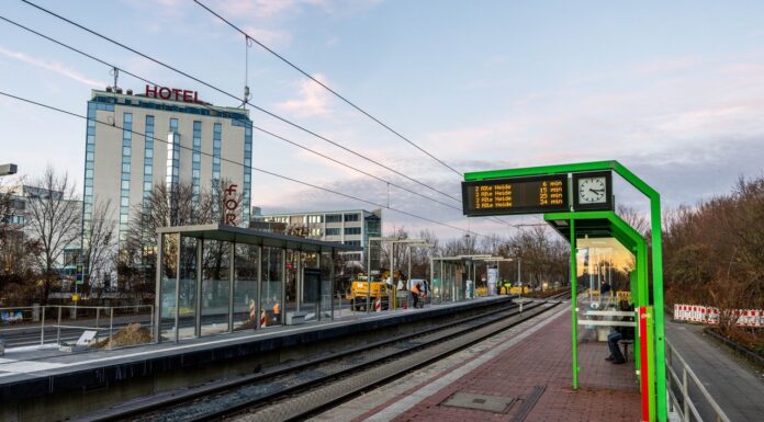 Verlängerte Hochbahnsteige gehen in Betrieb: Anpassungen für Drei-Wagen-Züge der ÜSTRA Verlängerte Hochbahnsteige gehen in Betrieb: Stadtbahnverkehr mit Drei-Wagen-Züge der ÜSTRA als Zielmarke
