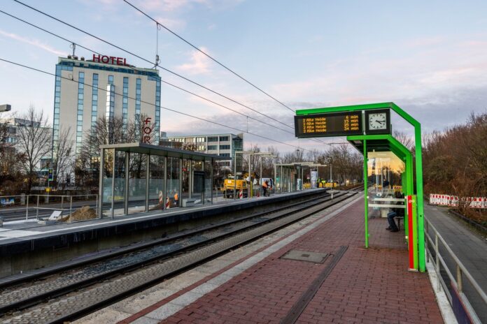 Verlängerte Hochbahnsteige gehen in Betrieb: Anpassungen für Drei-Wagen-Züge der ÜSTRA Verlängerte Hochbahnsteige gehen in Betrieb: Stadtbahnverkehr mit Drei-Wagen-Züge der ÜSTRA als Zielmarke