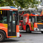Feuerwehr rettet schwerverletzte Person aus brennender Wohnung in Hainholz Schwerverletzte Person aus brennender Wohnung gerettet: Feuerwehr und Rettungsdienst im Einsatz gegen Wohnungsbrand