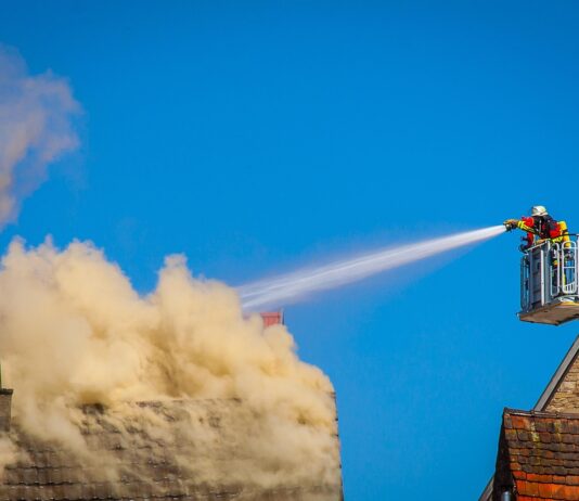 Millionenschaden nach Wohnungsbrand in Pattensen: Ermittlungen wegen fahrlässiger Brandstiftung Küchenbrand verursacht Millionenschaden in Pattensen: Ermittlungen wegen fahrlässiger Brandstiftung laufen bereits