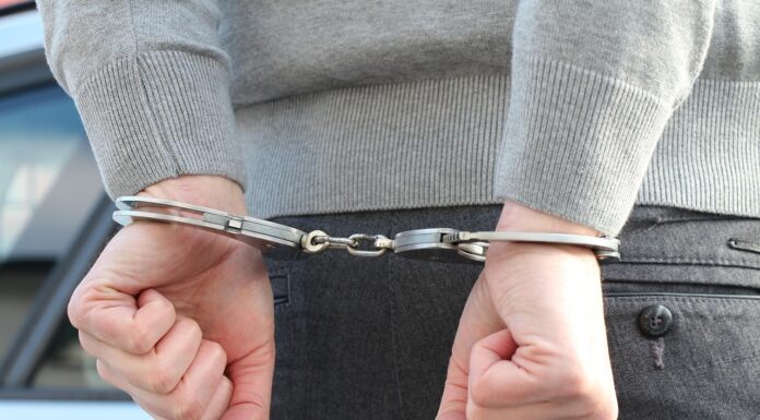 Polizei fasst gesuchten 51-Jährigen nach tätlichem Angriff auf Beamte Die Polizei fasst gesuchten 51-Jährigen nach tätlichem Angriff auf Beamte und bringt ihn in Justizvollzugsanstalt