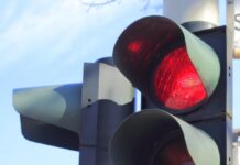 32 Autofahrerinnen und -fahrern droht Fahrverbot wegen Rotlichtverstößen. Polizei führt Schwerpunktkontrolle durch