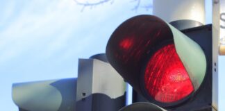 32 Autofahrerinnen und -fahrern droht Fahrverbot wegen Rotlichtverstößen. Polizei führt Schwerpunktkontrolle durch