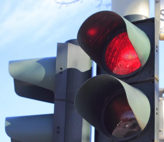 32 Autofahrerinnen und -fahrern droht Fahrverbot wegen Rotlichtverstößen. Polizei führt Schwerpunktkontrolle durch