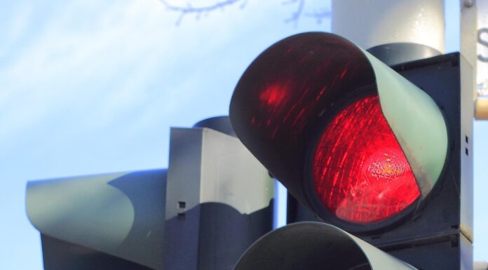 32 Autofahrerinnen und -fahrern droht Fahrverbot wegen Rotlichtverstößen. Polizei führt Schwerpunktkontrolle durch