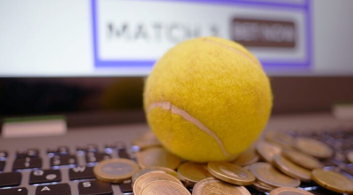 Wettbüro überfallen: Zwei Männer erbeuten Bargeld und fliehen Wettbüro überfallen: Zwei Männer erbeuten Bargeld und fliehen. Polizei sucht nach Zeugen und Hinweisen zu den Tätern