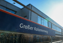 Haltestelle Großer Kolonnenweg entfällt stadtauswärts – Bahnsteig wird erneuert und verlängert Haltestelle Großer Kolonnenweg fällt aus: Hochbahnsteig wird bis Mitte Juni erneuert, 70-Meter-Plattform für Drei-Wagen-Züge