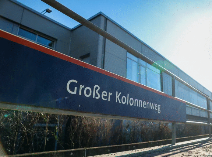 Haltestelle Großer Kolonnenweg fällt aus – Bahnsteig wird erneuert und verlängert Haltestelle Großer Kolonnenweg fällt aus: Hochbahnsteig wird bis Mitte Juni erneuert, 70-Meter-Plattform für Drei-Wagen-Züge