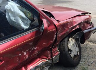 Tödlicher Verkehrsunfall: Eine Person stirbt bei schwerem Unfall in Hainholz. Feuerwehr und Rettungsdienst im Einsatz