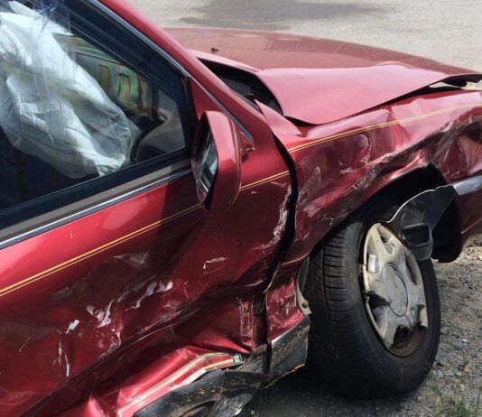 Tödlicher Verkehrsunfall: Eine Person stirbt bei schwerem Unfall in Hainholz. Feuerwehr und Rettungsdienst im Einsatz