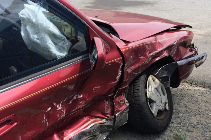 Ein schwerer Verkehrsunfall ereignete sich in Hainholz Tödlicher Verkehrsunfall: Eine Person stirbt bei schwerem Unfall in Hainholz. Feuerwehr und Rettungsdienst im Einsatz