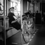 Die Fotoausstellung "Together in Transit" zeigt bewegende Momente des Lebens und lädt zur Entdeckung ein