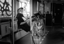 Die Fotoausstellung "Together in Transit" zeigt bewegende Momente des Lebens und lädt zur Entdeckung ein