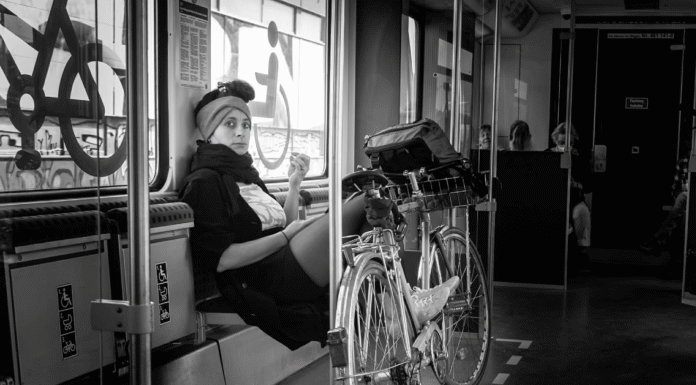 Die Fotoausstellung "Together in Transit" zeigt bewegende Momente des Lebens und lädt zur Entdeckung ein