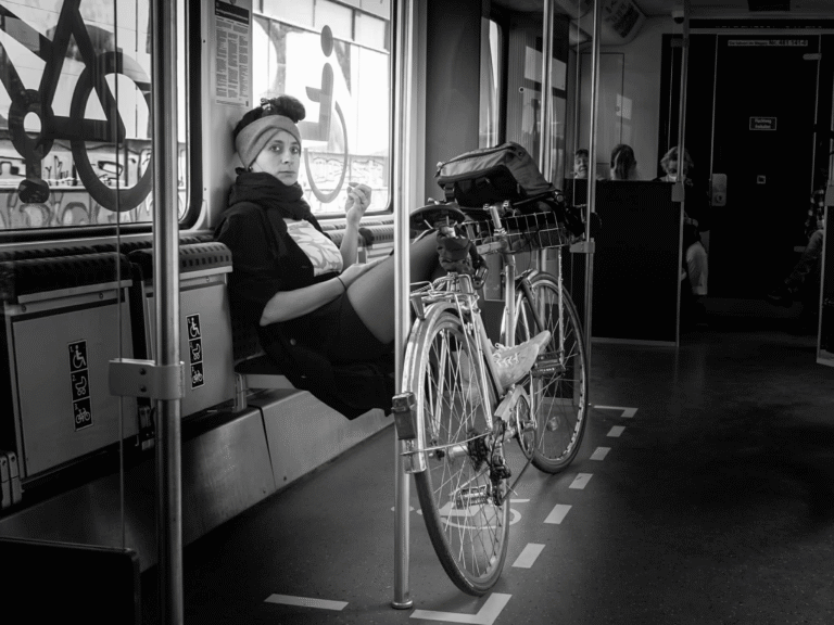 Die Fotoausstellung "Together in Transit" zeigt bewegende Momente des Lebens und lädt zur Entdeckung ein