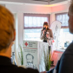 Beim Rotkreuz-Heringsessen stand KI und Menschlichkeit im Fokus. Experten diskutierten über Chancen und Herausforderungen der Technologie