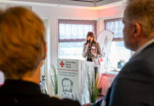 Beim Rotkreuz-Heringsessen stand KI und Menschlichkeit im Fokus. Experten diskutierten über Chancen und Herausforderungen der Technologie
