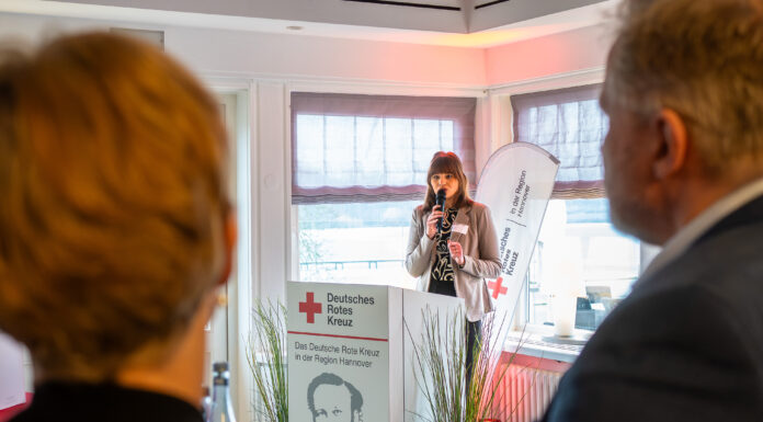Beim Rotkreuz-Heringsessen stand KI und Menschlichkeit im Fokus. Experten diskutierten über Chancen und Herausforderungen der Technologie