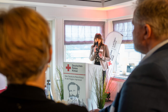 Sabrina Glitz von der Agentur RLVNT.AI sprach beim Rotkreuz-Heringsessen in ihrem Impulsvortrag über das Thema KI. Quelle: DRK-Region Hannover e. V Beim Rotkreuz-Heringsessen stand KI und Menschlichkeit im Fokus. Experten diskutierten über Chancen und Herausforderungen der Technologie