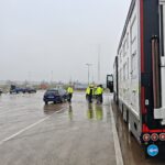 Polizei überprüft Tiertransporte auf der Autobahn und stellt 17 Verstöße fest. Tierschutz und Verkehrssicherheit im Fokus